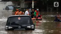 Petugas menggunakan perahu karet mengevakuasi beberapa warga yang terjebak banjir di kawasan Jalan Kemang Raya, Jakarta, Sabtu (20/2/2021). Hujan yang mengguyur Jakarta sejak Jumat (19/2) membuat sejumlah titik di Jakarta terendam banjir. (Liputan6.com/Helmi Fithriansyah)