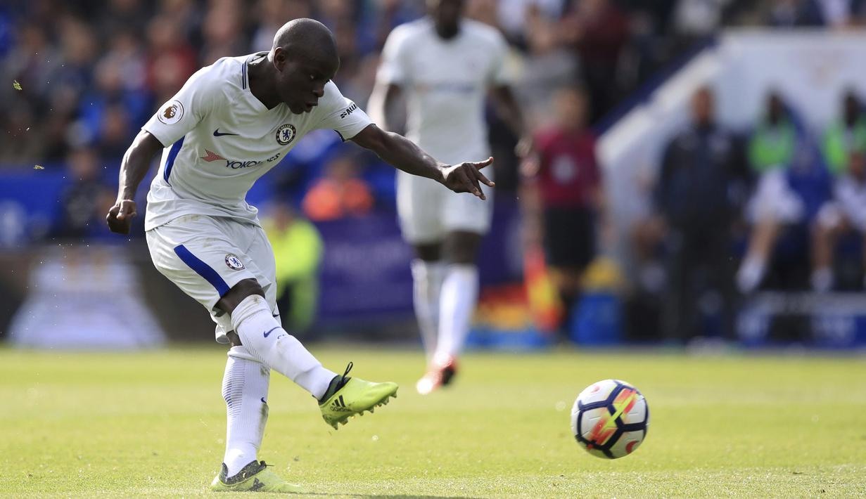 N'Golo Kante melepaskan tembakan jarak jauh yang berbuah gol saat melawan Leicester City  pada lanjutan Premier League di King Power Stadium, Leicester, (9/9/2017). Chelsea menang 2-1.  (Mike Egerton/PA  via AP)