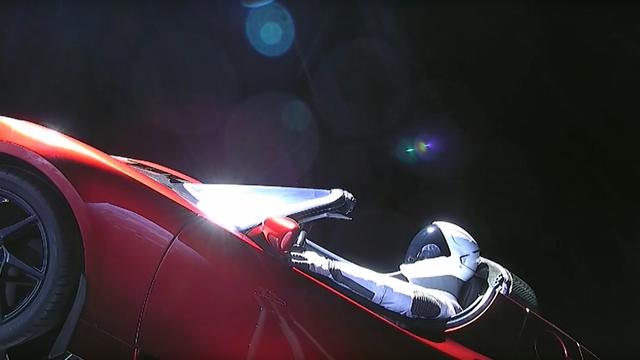 Lewat Roket Falcon Heavy, Ini Mobil Listrik Pertama yang ke Luar Angkasa
