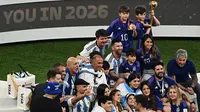 Pemain Argentina, Lionel Messi merayakan kemenangan timnya di Piala Dunia 2022 bersama keluarganya setelah mengalahkan Prancis pada laga final yang berlangsung di Lusail Stadium, Qatar, Minggu (18/12/2022). Albiceleste menang 4-2 atas Prancis di babak penalti. (AFP/Jewel Samad)