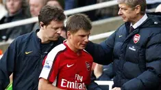 Arsenal's manager Arsene Wenger substitutes Andrei Arshavin against Sunderland during their English Premier League football match at The Emirates Stadium in London, England on February 21, 2009. AFP PHOTO/PAUL ELLIS