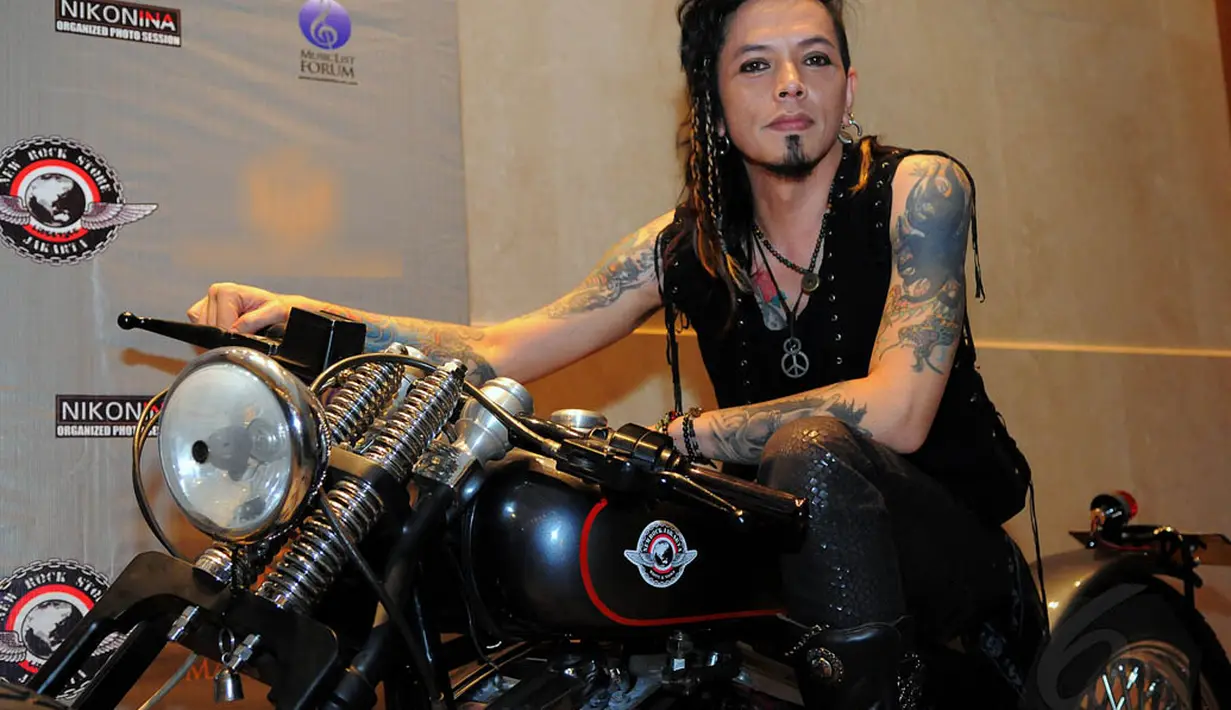 Pada 2012, ayah dua anak itu membentuk band bersama Nicky Astria yang diberi nama Bangor Band. (Liputan6.com/Faisal R Syam)