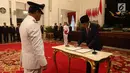 Presiden Jokowi melantik Isdianto sebagai Wakil Gubernur Kepulauan Riau (Kepri) di Istana Negara, Jakarta, Selasa (27/3). Penetapan Isdianto sebagai Wagub Kepri dilakukan oleh DPRD setempat secara aklamasi pada 7 Desember 2017. (Liputan6.com/Angga Yuniar)