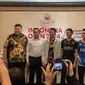 Ketua Panitia Penyelenggara Indonesia Open 2024 Armand Darmadji (paling kiri) mengungkap alasan Indonesia Open 2024 batal digelar di Indonesia Arena. (Liputan6.com/Melinda Indrasari)