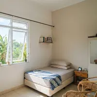 Trik Menata Jendela Kamar Tidur Agar Terasa Lebih Luas (AI Generated)