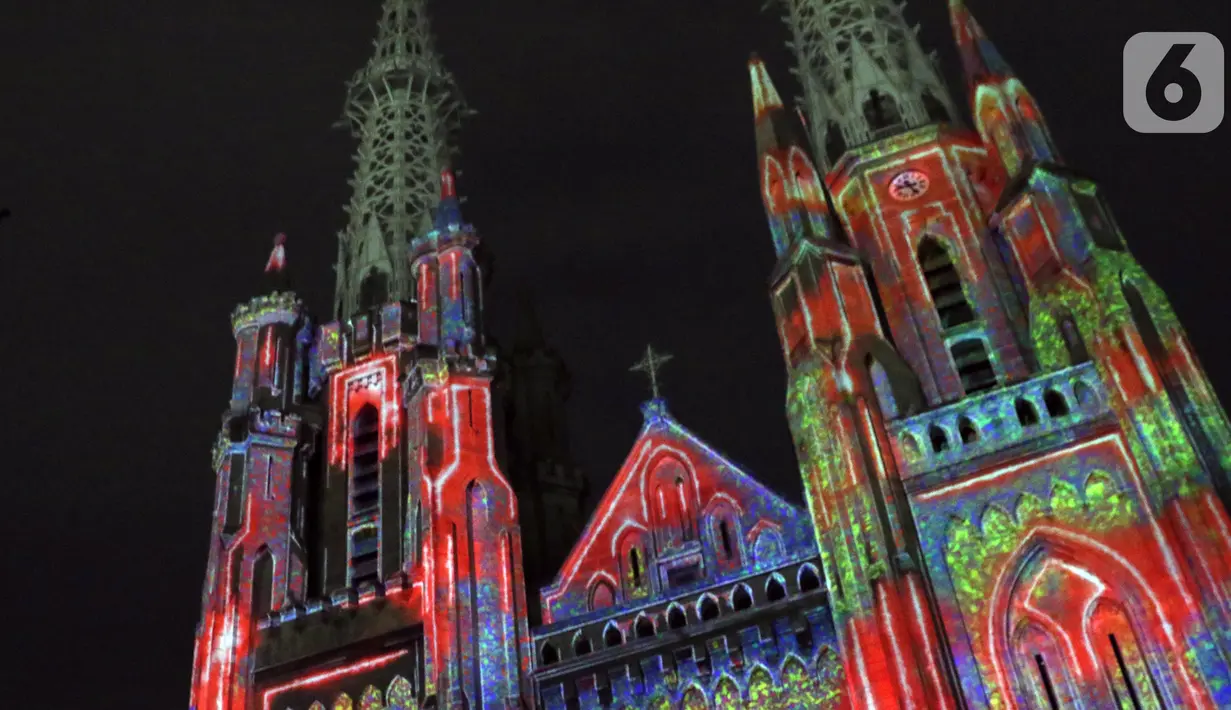 Cahaya warna warni menghiasi Gereja Katedral saat pemutaran video mapping tentang sejarah Kongres Pemuda II , Jakarta, Minggu (27/12/2019). Pemutaran video mapping ini untuk memperingati Hari Sumpah Pemuda ke-91 dan berlangsung hingga 28 Oktober. (Liputan6.com/Helmi Fithriansyah)