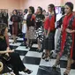 Model mengenakan busana modest wear dalam trunk show yang bertajuk "Helo Holy" karya 3 desainer lokal berbakat di Fashion First, Jakarta, Kamis (3/5). Koleksi ini dalam rangka menyambut bulan suci Ramadan.(Liputan6.com/Arya Manggala)