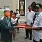 Foto : Wali Kota Kupang, Jefri Riwu Kore saat berbaji takjil bagi umat muslim di masjid Kota Kupang (Liputan6.com/Ola Keda)