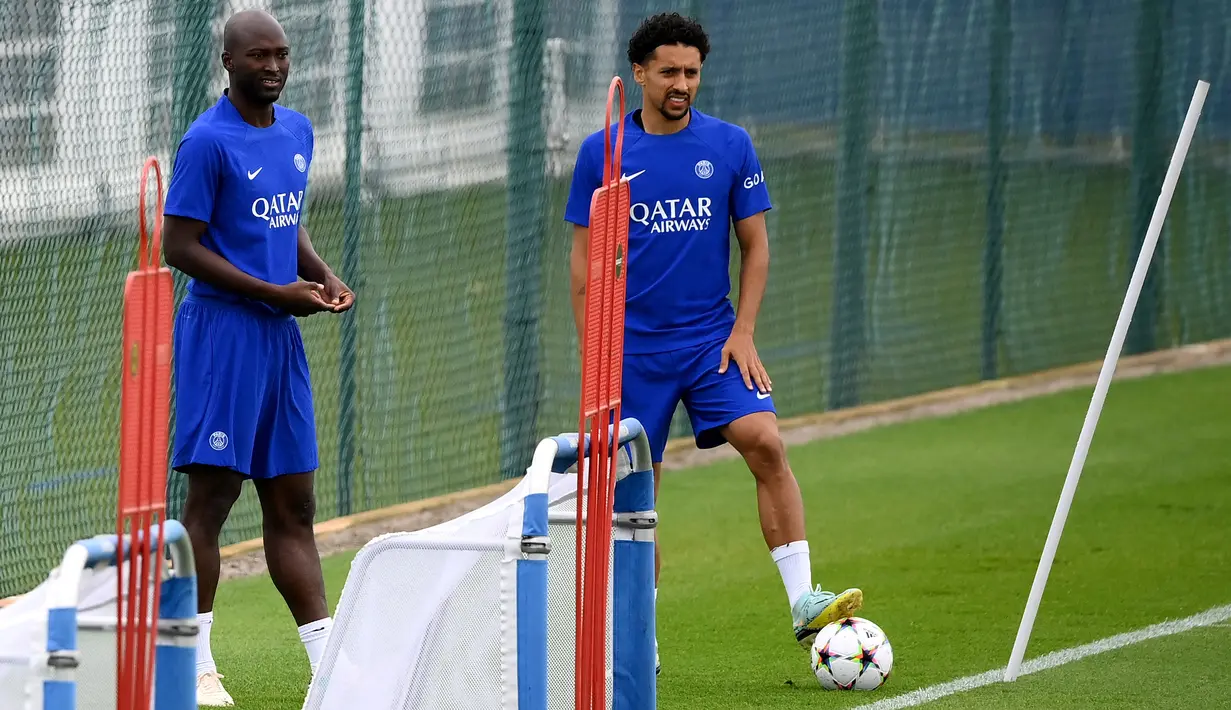 Pemain Paris Saint-Germain Danilo Pereira (kiri) dan Marquinhos saat sesi latihan di tempat latihan klub di Saint-Germain-en-Laye, Prancis, Selasa (13/9/2022). Paris Saint-Germain (PSG) akan melawan Maccabi Haifa pada pertandingan sepak bola putaran pertama Grup H Liga Champions. (FRANCK FIFE/AFP)