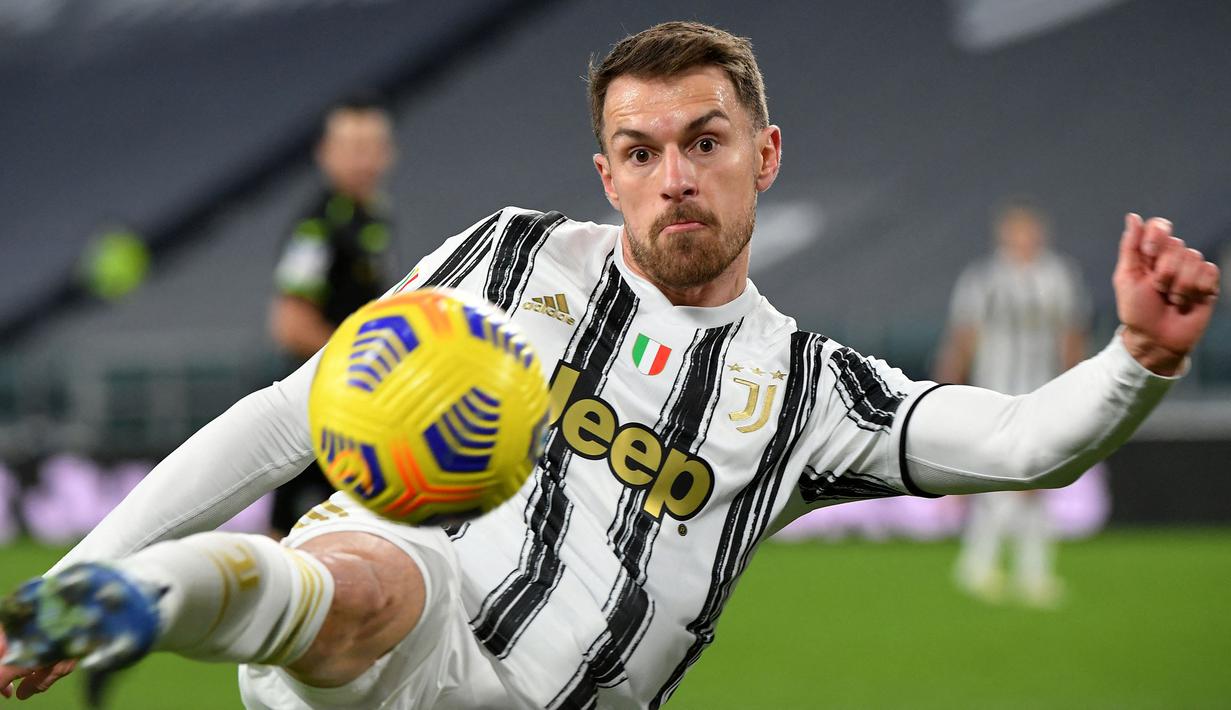 Aaron Ramsey - Rangkaian cedera membuat performa Ramsey menurun drastis di Juventus. Padahal saat di Arsenal ia merupakan pemain enerjik dan tajam yang telah menyumbangkan 64 gol selama kariernya di Emirates. (AFP/Isabella Bonotto)