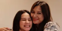 Indah Permatasari baru saja merayakan ulang tahun sang adik, Sinta dengan kejutan kue ulang tahun. Terungkap wajah sang adik pun begitu mirip dengan Indah. [@indahpermatas]