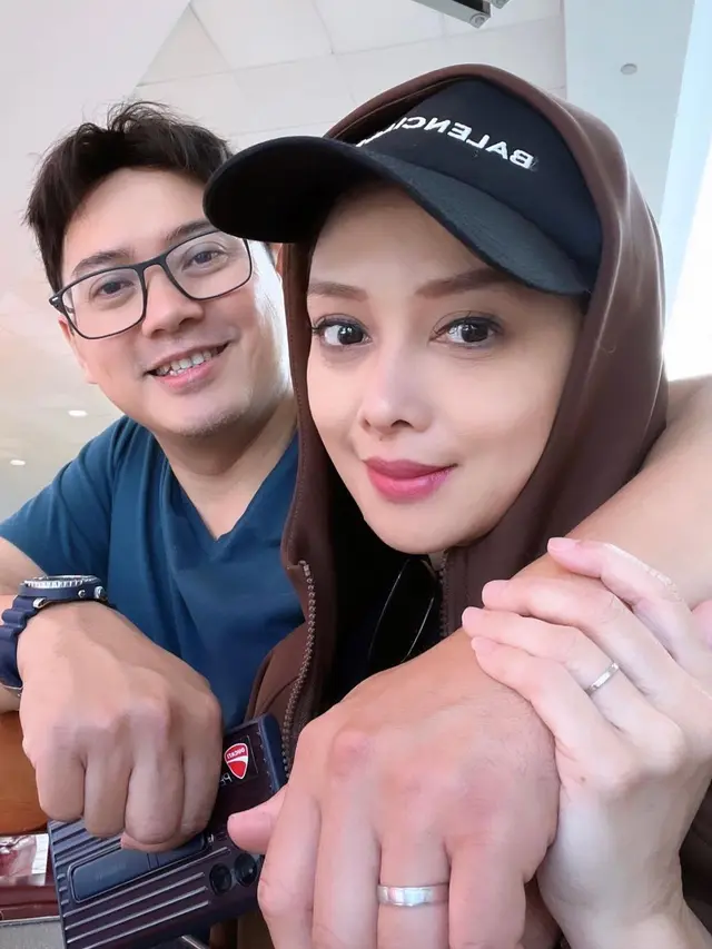 Dulu Teman Masa Kecil, Ini 7 Potret Mesra Terry Putri dan Suami