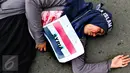 Seorang demonstran dengan bendera Syria yang dikalungkan di leher melakukan aksi keprihatinan saat Car Free Day (CFD) di Bundaran HI, Jakarta (14/08). (Liputan6.com/Fery Pradolo).
