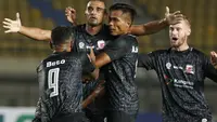 Gelandang PSM Makassar, Zulham Zamrun (tengah) melakukan selebrasi usai mencetak gol kedua timnya ke gawang Borneo FC dalam laga matchday ke-3 Grup B Piala Menpora 2021 di Stadion Kanjuruhan, Malang, Rabu (31/3/2021). (Bola.com/M Iqbal Ichsan)