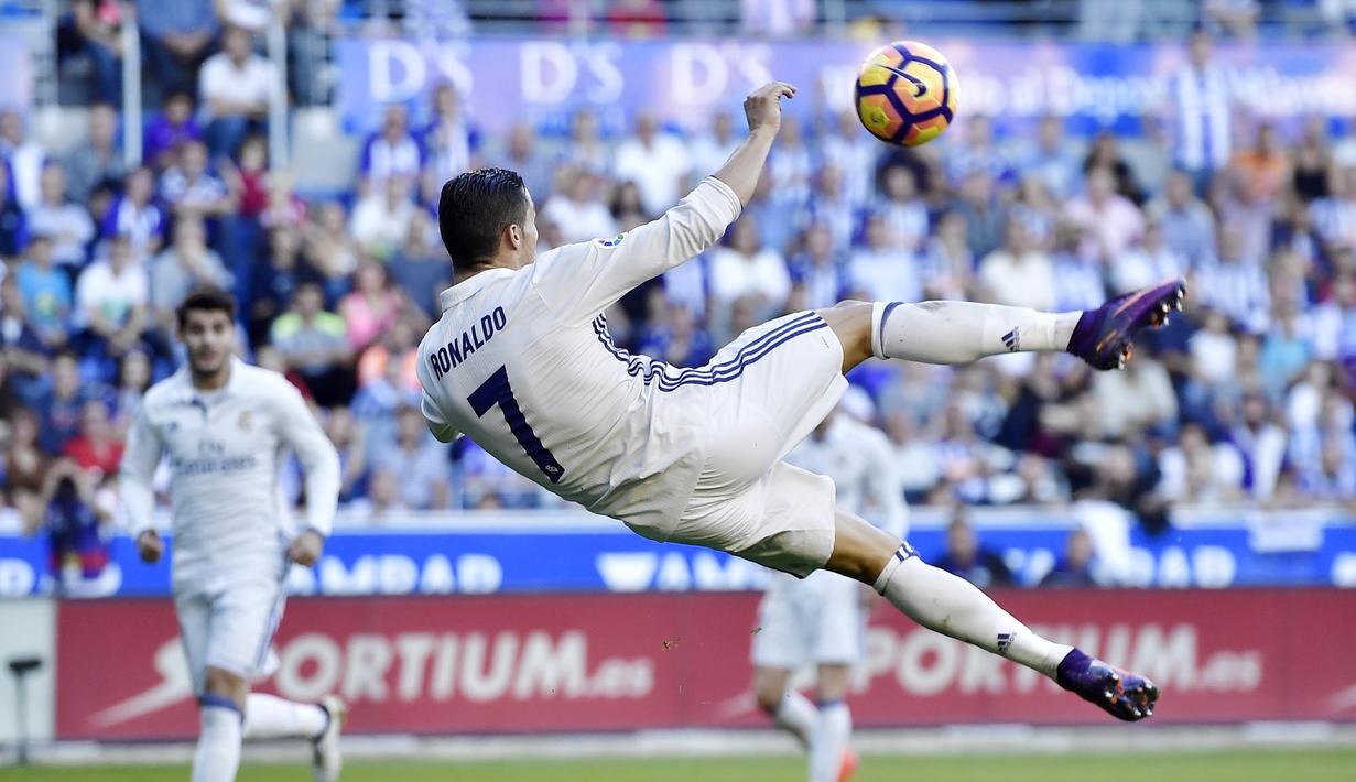 Aksi bintang Real Madrid, Cristiano Ronaldo melakukan tendangan salto saat melawan Deportivo Alaves pada lanjutan La Liga Spanyol di Mendizorroza stadium, Vitoria, (29/10/2016). (AP/Alvaro Barrie)