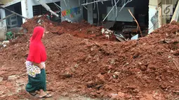 Warga melihat kondisi kelas SDN Bambu Apus 1 usai tertimpa truk pengangkut tanah proyek Tol Cinere-Serpong di Kelurahan Bambu Apus, Kecamatan Pamulang, Tangerang Selatan (14/1). Tidak ada korban jiwa akibat kejadian tersebut. (Merdeka.com/Arie Basuki)