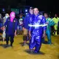 Khofifah meninjau banjir di Driyorejo Gresik. (Dian Kurniawan/Liputan6.com)