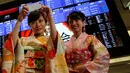 Dua gadis berkimono berselfie saat memeriahkan pembukaan tahun baru Bursa Efek Tokyo (TSE), Tokyo (4/1). (Reuters/Kim Kyung-Hoon)