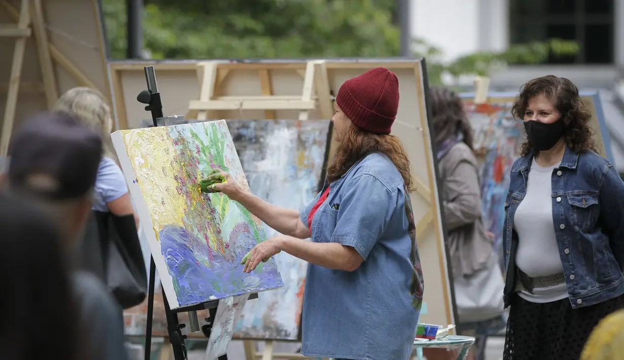 Seorang seniman mengerjakan karyanya dalam lomba lukis Art Masters di Vancouver, British Columbia, Kanada (22/7/2020). Sejumlah seniman ikut serta dalam lomba lukis yang digelar di Vancouver pada Rabu (22/7) tersebut. (Xinhua/Liang Sen)