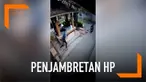Awalnya dua pemuda sibuk bertanya alamat pada sekumpulan bocah yang berada di sebuah pos. Ketika salah satu bocah lengah, pemuda itu langsung menjambret ponsel si bocah.