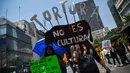 Mereka berpawai dan berunjuk rasa memprotes kasus penyiksaan terhadap hewan. (Rodrigo Oropeza/AFP)