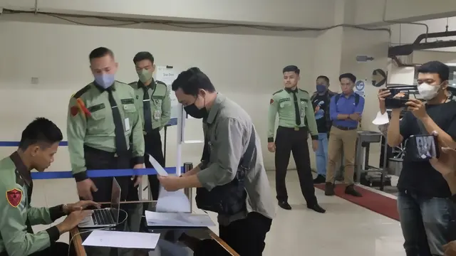 Anggota satuan pengamanan dalam (pamdal) jaga ketat akses masuk kantor DPRD DKI Jakarta usai penggeledahan KPK