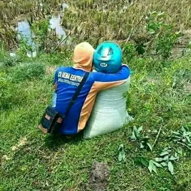 6 Foto Jomblo Pura-Pura Punya Pacar Ini Nyeleneh, Terniat