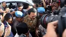 Basuki Tjahaja Purnama (Ahok) mendapat pengawalan ketat setibanya di Bareskrim Mabes Polri, Jakarta, Selasa (22/11). Ahok yang diperiksa sebagai tersangka kasus dugaan penistaan agama ini enggan berkomentar. (Liputan6.com/Johan Tallo)