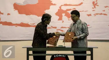 Mendagri, Tjahjo Kumolo (kanan) bersalaman dengan pelaksana tugas Ketua KPU Hadar Nafis Gumay usai penyerahan DP4 & DAK2 Pilkada Serentak 2017 di Kantor Komisi Pemilihan Umum (KPU), Jakarta, Kamis (14/7). (Liputan6.com/Faizal Fanani)