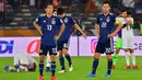 Pemain Jepang, Yoshinori Muto dan Maya Yoshida, tampak kecewa usai dikalahkan Qatar pada laga final Piala Asia 2019 di Stadion Zayed Sports City, Abu Dhabi, Jumat (1/2). Qatar menang 3-1 atas Jepang. (AFP/Giuseppe Cacace)