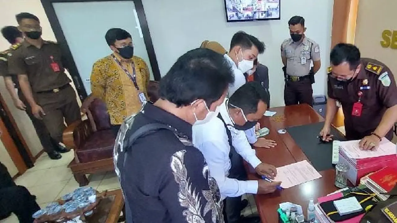 Kades Kesugihan Kidul, Cilacap, terdakwa korupsi dana desa (DD) mengembalikan uang negara ratusan juta rupiah