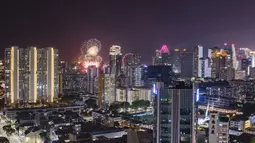 Atraksi kembang api memeriahkan perayaan Hari Kemerdekaan di Singapura, Minggu (9/8/2020). Singapura pada 9 Agustus 2020 memperingati 55 tahun kemerdekaannya. (Xinhua/Then Chih Wey)