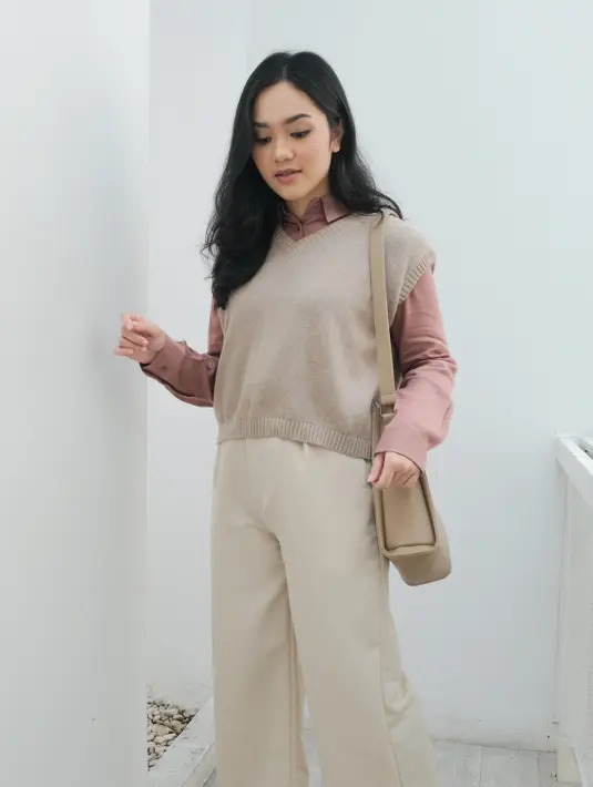 Vest jadi item fashion yang tren di 2021. Vest kembali naik daun karena kerap digunakan kpop idol sehingga banyak orang yang mereplikanya. Vest juga dapat membantu tampilan lebih santai. Namun juga bisa tampil lebih formal dengan kemeja berkerah di dalamnya.