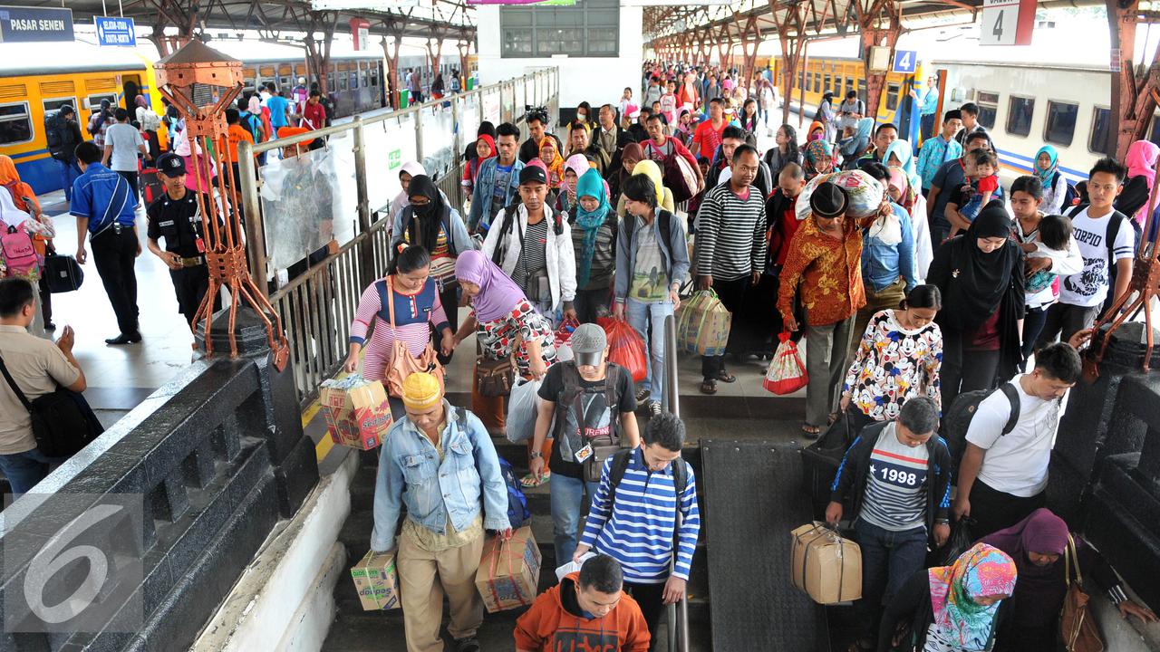 20150720-Arus-Mudik-Lebaran-Jakarta-Stasiun-Senen1