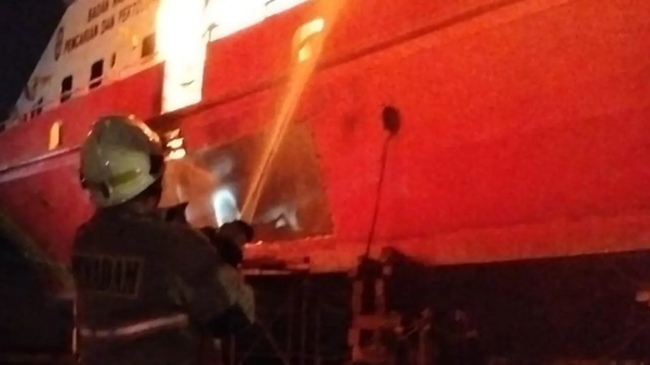 petugas damkar memadamkan api membakar kapal di muara angke, jakarta utara, Rabu (22/7/2026) malam.