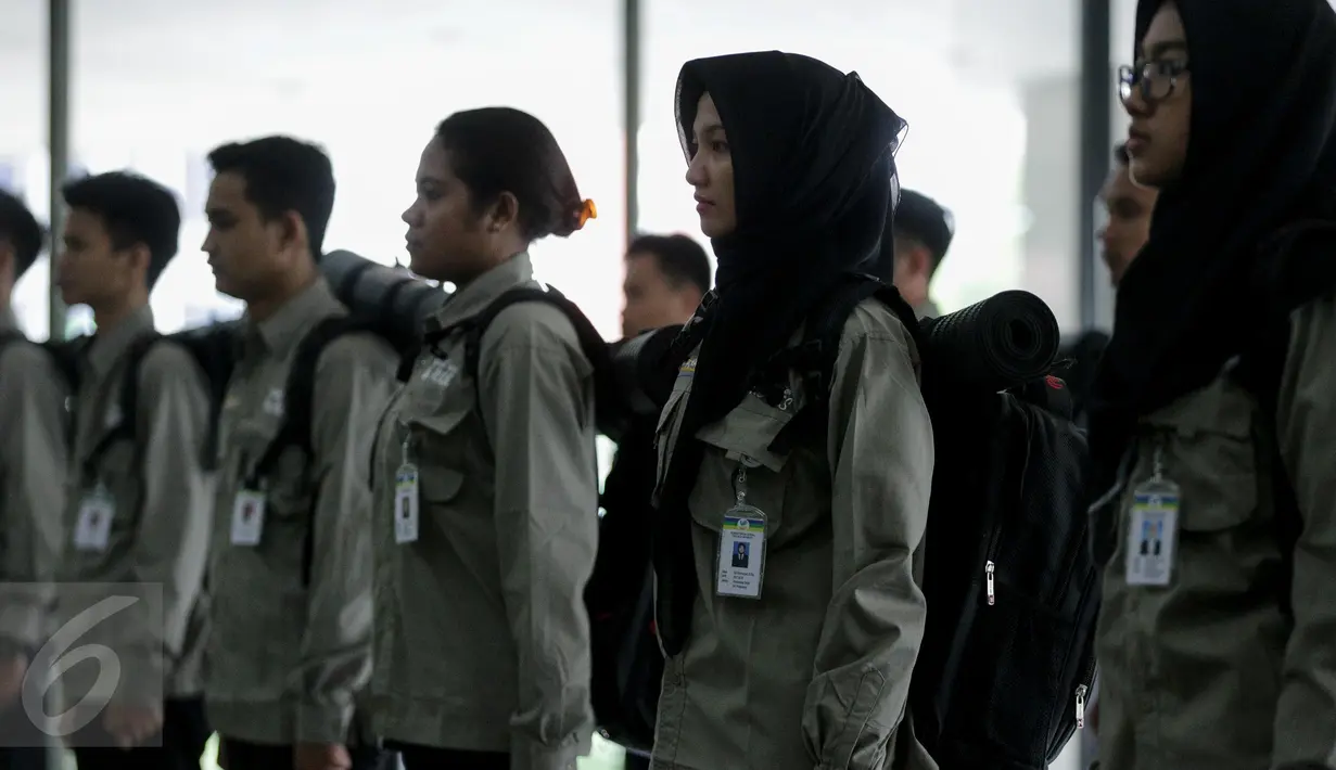 Sebanyak 20 Pendamping Sosial Komunitas Adat Terpencil Profesional dilepas oleh Menteri Sosial Khofifah Indar Parawansa di Jakarta, Jumat (31/3). Mereka akan disebar ke 20 provinsi pedalaman Indonesia selama 8 bulan. (Liputan6.com/Faizal Fanani)