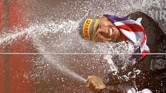 Pembalap Mercedes, Lewis Hamilton merayakan kemenangannya di Formula 1 GP Inggris 2024 yang berlangsung di Sirkuit Silverstone, Inggris, Minggu (08/07/2024). (AFP/Benjamin Cremel)