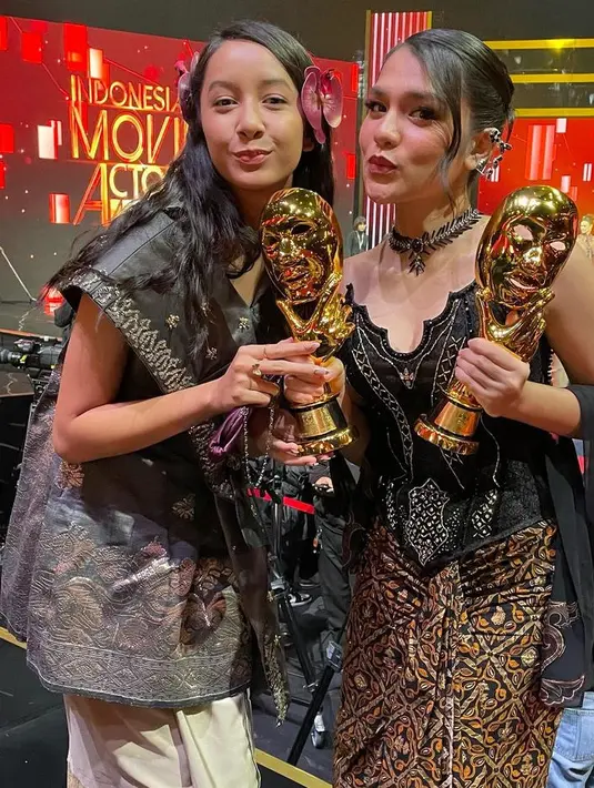 Widuri tampil dengan atasan songket dari Tangan  Prive dipadukan bawahan kain putih. Davina karamoy mengenakan atasan strapless hitam siluet kebaya dipadukan bawahan kain batik. [@widimulia]