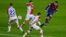Striker Barcelona, Lionel Messi, melepaskan tendangan saat melawan Alaves pada laga Liga Spanyol di Stadion Camp Nou, Sabtu (14/2/2021). Barcelona menang dengan skor 5-1. (AP Photo/Joan Monfort)