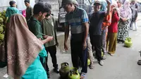 Sementara, di tingkat agen sendiri distribusi penjualan gas masih terbatas. (Liputan6.com/Herman Zakharia)