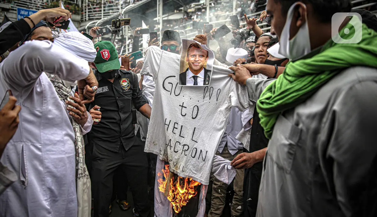 Massa dari berbagai elemen ormas Islam membakar atribut dengan foto Presiden Prancis Emmanuel Marcon di kawasan Sarinah, Jakarta, Senin (2/11/2020). Demonstrasi ini untuk mengecam Emanuel Macron atas pernyataannya yang dinilai telah menghina Islam dan Nabi Muhammad SAW. (Liputan6.com/Faizal Fanani)
