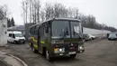 Bus membawa para diplomat Rusia yang diusir dari Amerika Serikat dan keluarga mereka, meninggalkan bandara Vnukovo, Moskow, Minggu (1/4). Pengusiran terkait kasus serangan dengan racun mantan agen mata-mata Rusia di Inggris. (AP/Alexander Zemlianichenko)