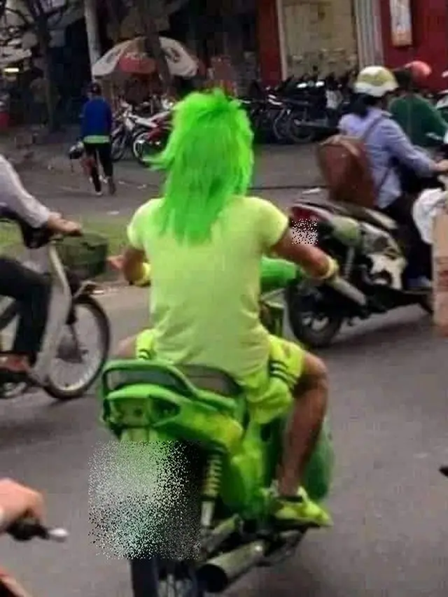 6 Outfit Pengendara Motor Ini Terlalu Mencolok, Jadi Pusat Perhatian