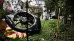 Rotor ekor helikopter Penyelamat Kebakaran Kantor Sheriff Broward terlihat pada halaman belakang sebuah rumah setelah jatuh dekat Fort Lauderdale di Florida, Amerika Serikat, Senin (28/8/2023). (Joe Cavaretta/South Florida Sun-Sentinel via AP)