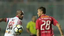 Pemain Persipura Jayapura, Boaz Solossa (kiri) saat berebut bola dengan pemain Persija, Rezaldi Hehanussa pada lanjutan Liga 1 Gojek bersama Bukalapak di Stadion Pakansari, Bogor, (25/5/2018).  Persija menang 2-0. (Bola.com/Nick Hanoatubun)