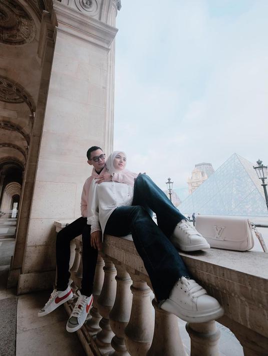 Gaya kasual pasangan Citra Kirana-Rezky Adhitya saat liburan ini bisa ditiru. Keduanya tampak mengenakan oversized hoodie, dipadu dengan celana jeans, dan sneakers favorit. Foto: Instagram.