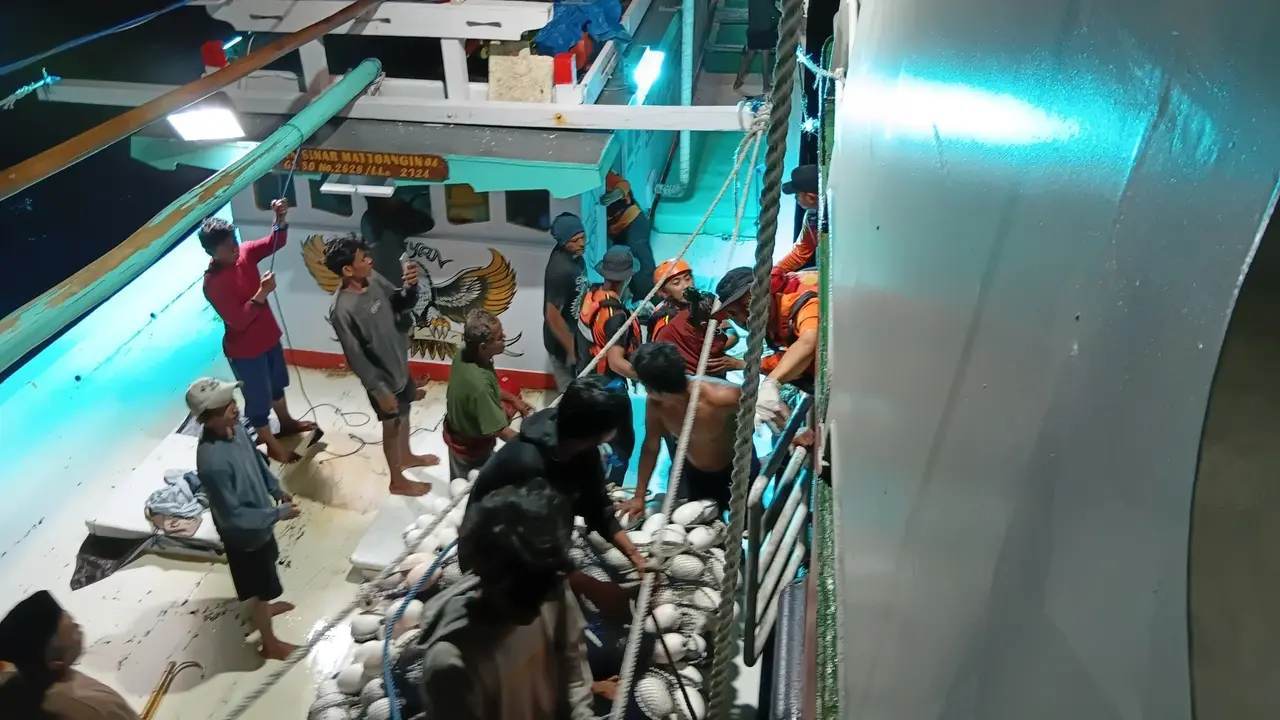 Basarnas menyelamatkan 5 orang tenggelam KM Nurul Salsa di perairan barat Pulau Polassi, Kabupaten Kepulauan Selayar, Sulawesi Selatan.