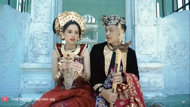 7 Potret Prewedding Azriel Hermansyah dan Sarah Menzel dalam Busana Bali