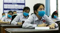 Para siswa mengenakan masker saat mengikuti kelas di sebuah sekolah di Vientiane, Laos, Selasa (19/5/2020). Siswa tingkat akhir sekolah dasar, menengah pertama, dan menengah di Laos sudah mulai bersekolah sejak 18 Mei 2020. (Xinhua/Kaikeo Saiyasane)