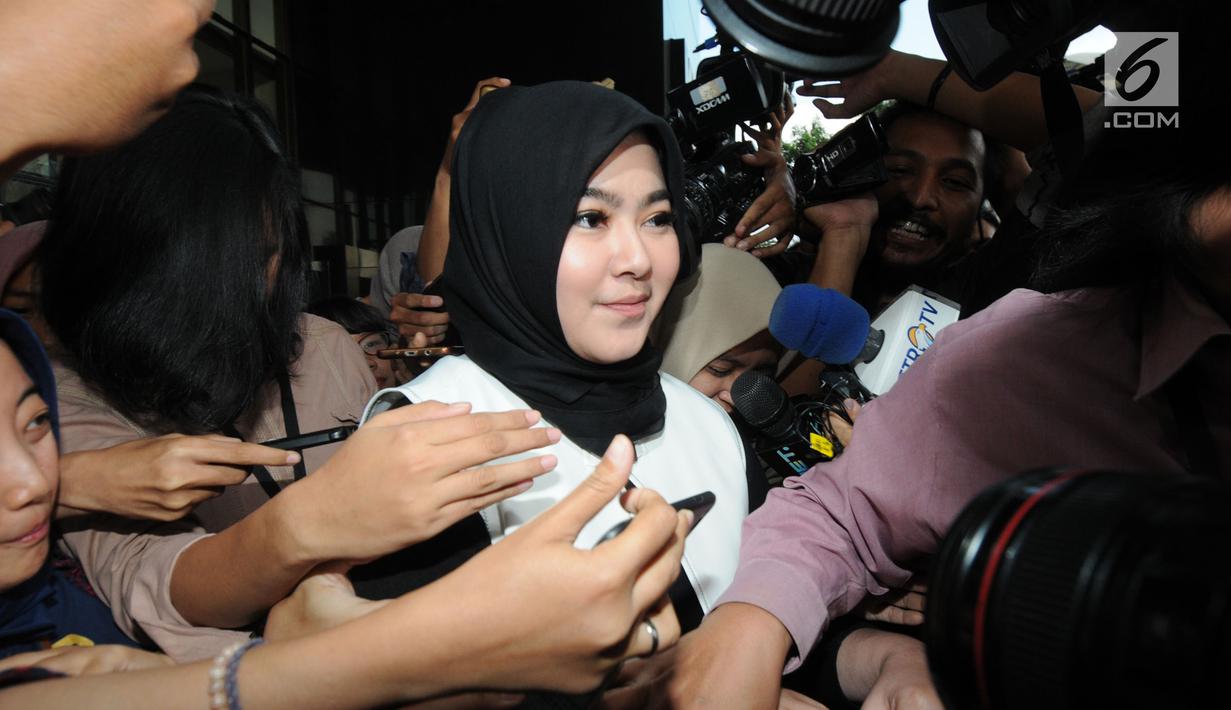 Istri tersangka Gubernur Jambi (nonaktif) Zumi Zola, Sherin Taria usai menjalani pemeriksaan di gedung KPK, Jakarta, (22/5). Sherin Taria diperiksa sebagai saksi untuk dua tersangka, Zumi Zola dan Plt Kadis PUPR Jambi Arfan. (Merdeka.com/Dwi Narwoko)